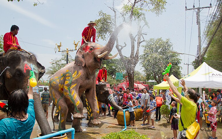 Perang Air dengan Gajah Awali Festival Songkran di Thailand